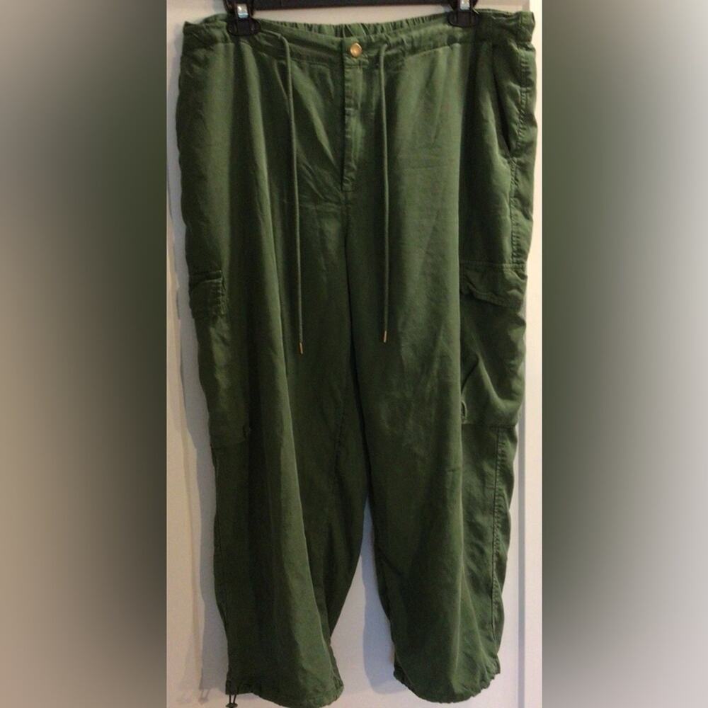 Universal Threads Green Cargo Utility Cropped Pan… - image 1